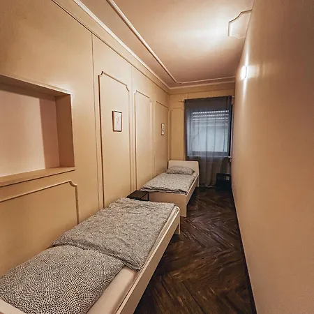 Am Museum Apartment *